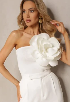 Biały Top Ozdobiony Dużym Naszytym Kwiatem z Asymetrycznym Dekoltem Dedria