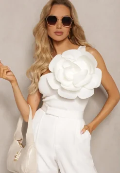 Biały Top Ozdobiony Dużym Naszytym Kwiatem z Asymetrycznym Dekoltem Dedria
