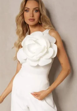 Biały Top Ozdobiony Dużym Naszytym Kwiatem z Asymetrycznym Dekoltem Dedria