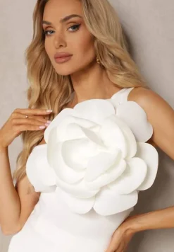 Biały Top Ozdobiony Dużym Naszytym Kwiatem z Asymetrycznym Dekoltem Dedria