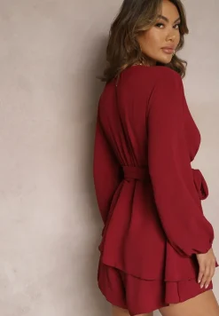 Bordowa Rozkloszowana Sukienka Kombinezon z Kopertowym Dekoltem i Falbanką Vomitta