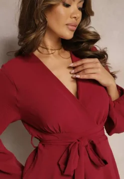 Bordowa Rozkloszowana Sukienka Kombinezon z Kopertowym Dekoltem i Falbanką Vomitta