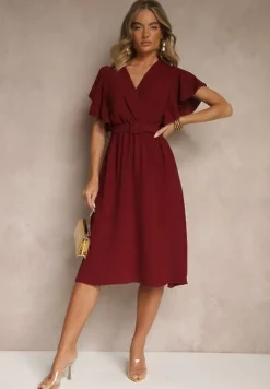 Bordowa Rozkloszowana Sukienka z Paskiem i Kopertowym Dekoltem Brinnea