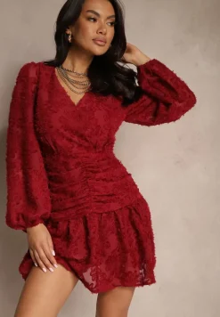 Bordowa Sukienka z Koronki o Taliowanym Fasonie z Kopertową Górą Nelabine