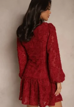 Bordowa Sukienka z Koronki o Taliowanym Fasonie z Kopertową Górą Nelabine