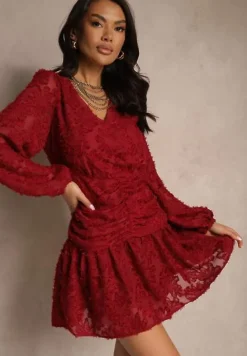 Bordowa Sukienka z Koronki o Taliowanym Fasonie z Kopertową Górą Nelabine