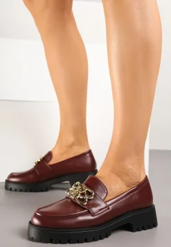Bordowe Mokasyny na Niskiej Platformie z Metalowym Detalem Ahlerina