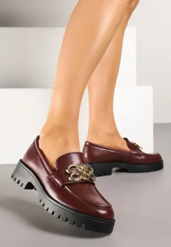 Bordowe Mokasyny na Niskiej Platformie z Metalowym Detalem Ahlerina