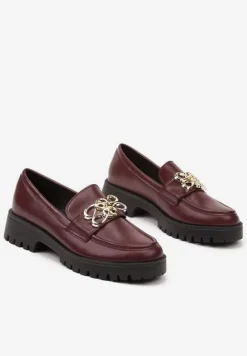 Bordowe Mokasyny na Niskiej Platformie z Metalowym Detalem Ahlerina