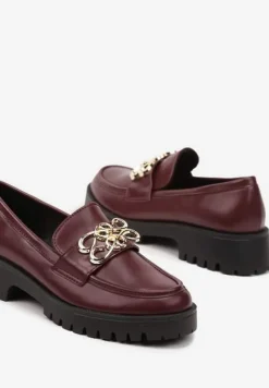 Bordowe Mokasyny na Niskiej Platformie z Metalowym Detalem Ahlerina