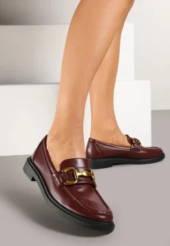 Bordowe Mokasyny na Płaskiej Podeszwie Ozdobione Klamrą Relabra
