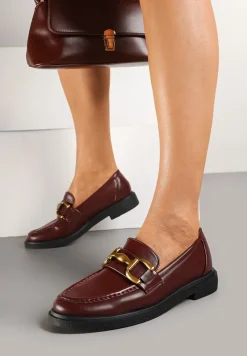 Bordowe Mokasyny na Płaskiej Podeszwie Ozdobione Klamrą Relabra