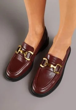 Bordowe Mokasyny na Płaskiej Podeszwie Ozdobione Klamrą Relabra