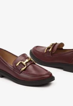 Bordowe Mokasyny na Płaskiej Podeszwie Ozdobione Klamrą Relabra