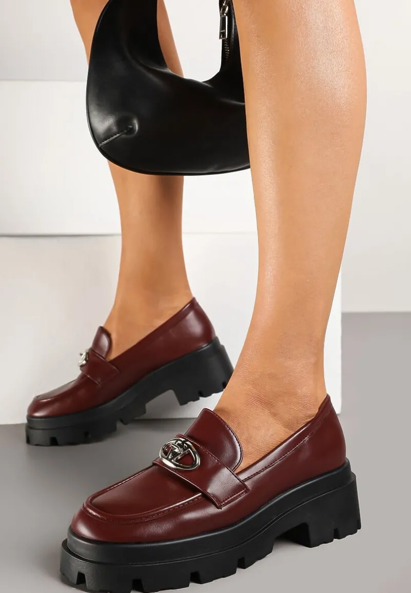 Bordowe Mokasyny na Platformie Ozdobione Klamrą Kikilla