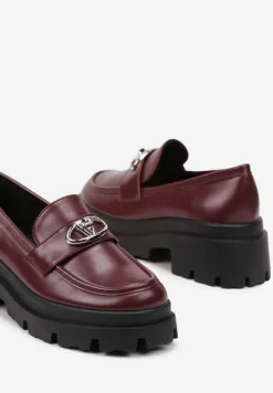 Bordowe Mokasyny na Platformie Ozdobione Klamrą Kikilla
