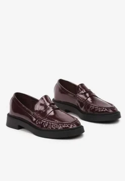 Bordowe Mokasyny z Lakierowanym Połyskiem Ozdobnie Marszczone Neathriel