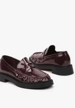 Bordowe Mokasyny z Lakierowanym Połyskiem Ozdobnie Marszczone Neathriel