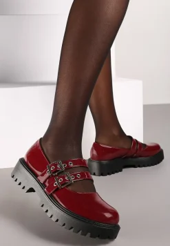 Bordowe Półbuty Lakierowane na Płaskiej Podeszwie Wykończone Metalicznymi Sprzączkami Nevlana