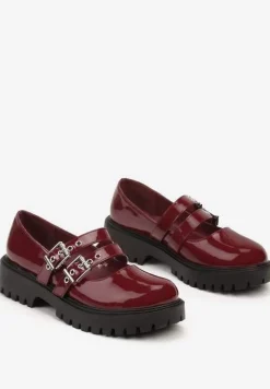 Bordowe Półbuty Lakierowane na Płaskiej Podeszwie Wykończone Metalicznymi Sprzączkami Nevlana
