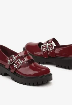 Bordowe Półbuty Lakierowane na Płaskiej Podeszwie Wykończone Metalicznymi Sprzączkami Nevlana