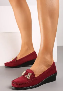 Bordowe Półbuty na Koturnie w Stylu Mokasynów Wykończone Metaliczną Aplikacją Navisaria