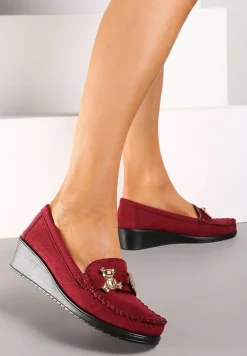 Bordowe Półbuty na Koturnie w Stylu Mokasynów Wykończone Metaliczną Aplikacją Navisaria