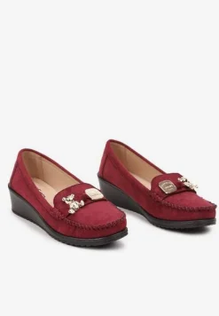Bordowe Półbuty na Koturnie w Stylu Mokasynów Wykończone Metaliczną Aplikacją Navisaria