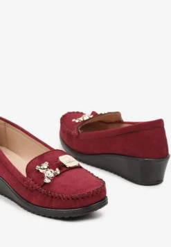 Bordowe Półbuty na Koturnie w Stylu Mokasynów Wykończone Metaliczną Aplikacją Navisaria