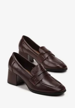 Bordowe Półbuty na Niskim Słupku z Ozdobnym Paskiem i Kwadratowym Noskiem Porride