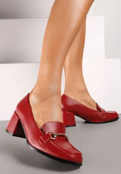 Bordowe Półbuty w Stylu Mokasynów na Obcasie z Metalowym Zdobieniem Kaithra