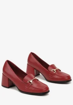 Bordowe Półbuty w Stylu Mokasynów na Obcasie z Metalowym Zdobieniem Kaithra