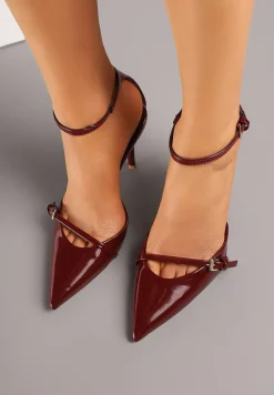 Bordowe Szpilki Vices z Lakierowanym Połyskiem i Ozdobną Sprzączką Tilonea