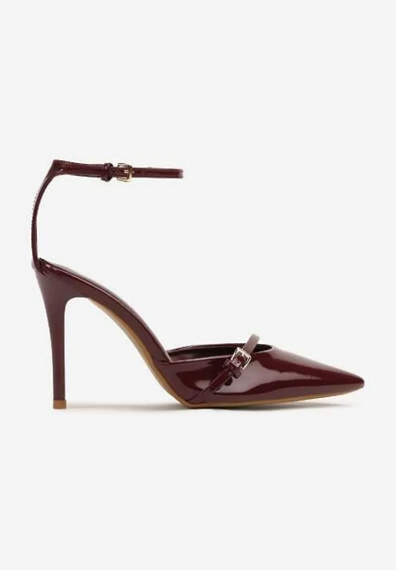 Bordowe Szpilki Vices z Lakierowanym Połyskiem i Ozdobną Sprzączką Tilonea