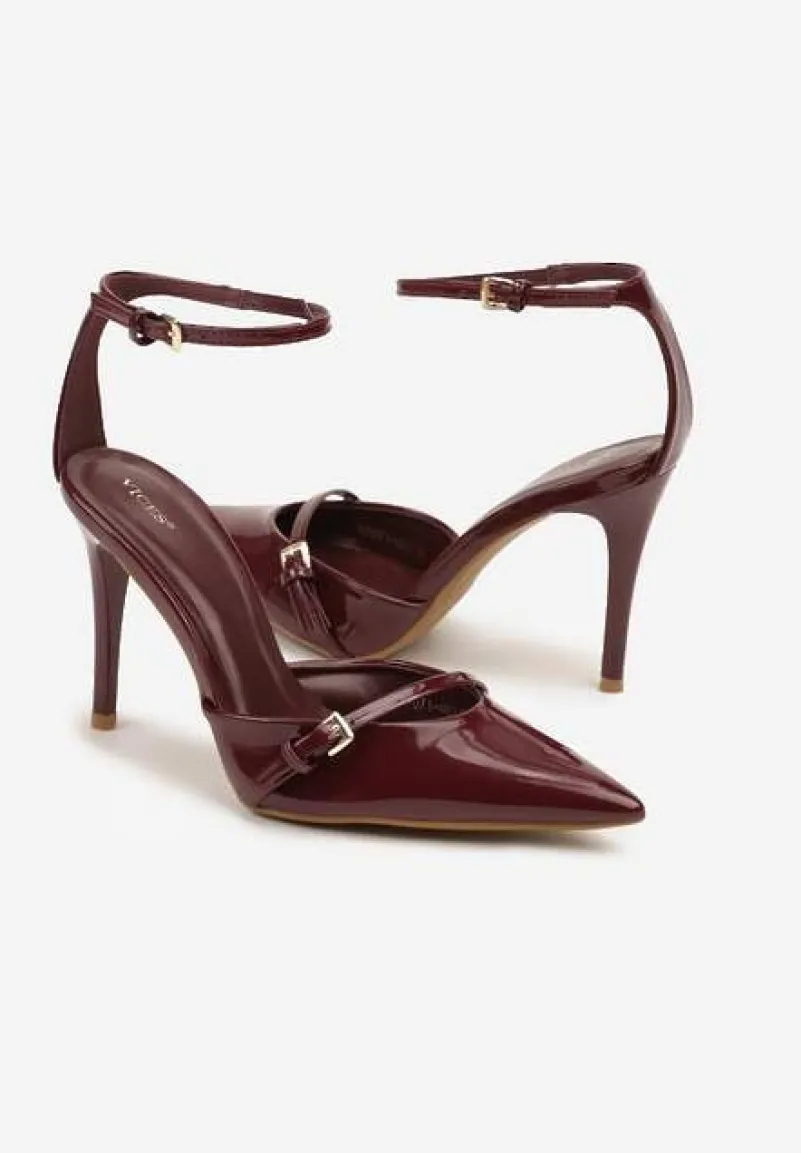 Bordowe Szpilki Vices z Lakierowanym Połyskiem i Ozdobną Sprzączką Tilonea
