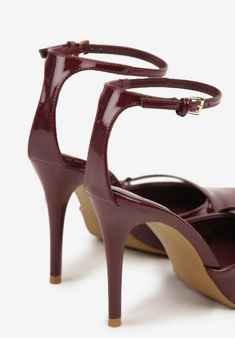 Bordowe Szpilki Vices z Lakierowanym Połyskiem i Ozdobną Sprzączką Tilonea