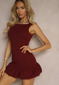 Bordowy Kombinezon o Taliowanym Kroju z Falbaną Semiruna