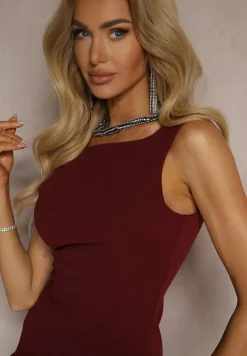 Bordowy Kombinezon o Taliowanym Kroju z Falbaną Semiruna