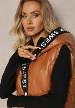 Brązowa Długa Kamizelka z Ozdobnym Pikowaniem i Kapturem Taneli