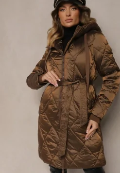 Brązowa Długa Kurtka o Pikowanym Wykończeniu Wiązana w Talii z Kapturem Parinka