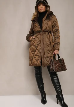 Brązowa Długa Kurtka o Pikowanym Wykończeniu Wiązana w Talii z Kapturem Parinka