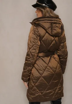 Brązowa Długa Kurtka o Pikowanym Wykończeniu Wiązana w Talii z Kapturem Parinka