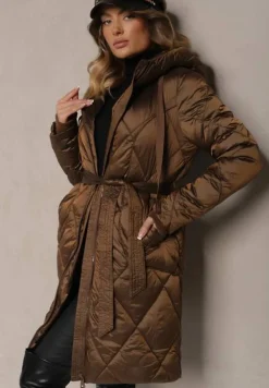 Brązowa Długa Kurtka o Pikowanym Wykończeniu Wiązana w Talii z Kapturem Parinka