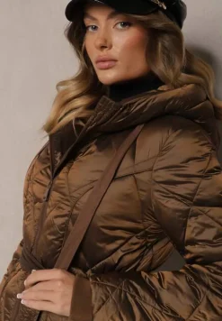 Brązowa Długa Kurtka o Pikowanym Wykończeniu Wiązana w Talii z Kapturem Parinka