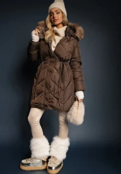Brązowa Długa Pikowana Kurtka w Stylu Parki z Troczkiem w Pasie i Sztucznym Futerkiem Abelasa