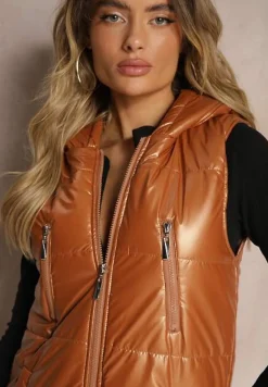 Brązowa Kamizelka o Długim Kroju Wykończona Imitacją Kieszeni i Kapturem Mavaline