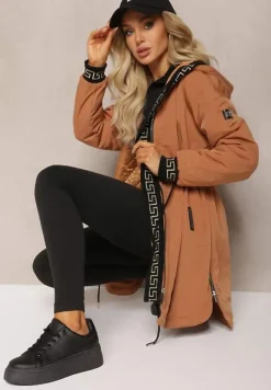 Brązowa Kurtka Parka z Geometrycznym Wzorem na Kapturze i Rękawach Lidya