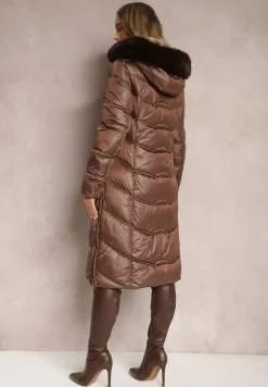 Brązowa Kurtka Płaszcz za Kolano z Pikowaniem i Odpinanym Kapturem Calarin