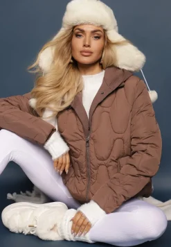 Brązowa Kurtka z Materiałowym Kapturem i Kieszeniami Zdobiona Pikowanymi Przeszyciami Ravathrias