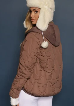 Brązowa Kurtka z Materiałowym Kapturem i Kieszeniami Zdobiona Pikowanymi Przeszyciami Ravathrias